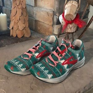 Brooks levitate 2 Christmas sweater 10.5 size